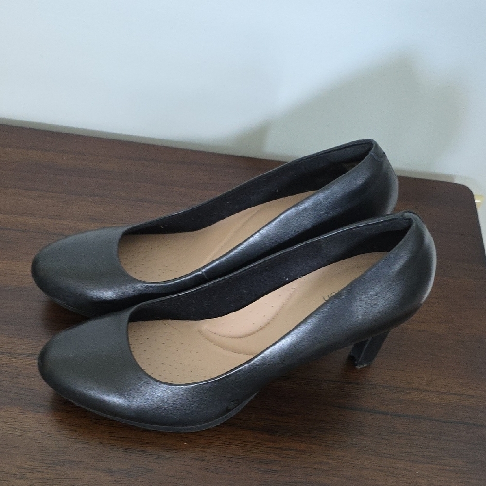 Clarks Black Heels Timeless Slip-On Elegance - Picture 3 of 8
